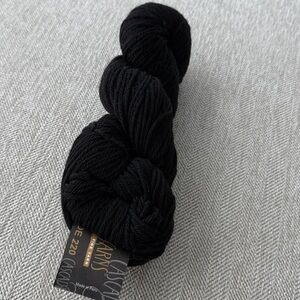 NWT Cascade 220 100% Peruvian Highland Wool ( 1 Skein) Black